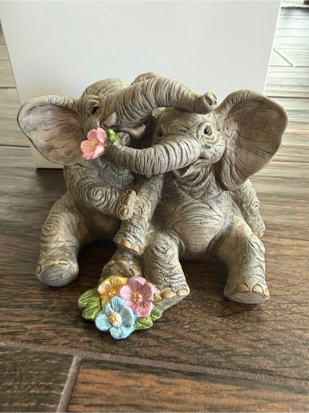 Brand new Lenox Elephant sweethearts Figurine Pair with Pastel Flowers in box